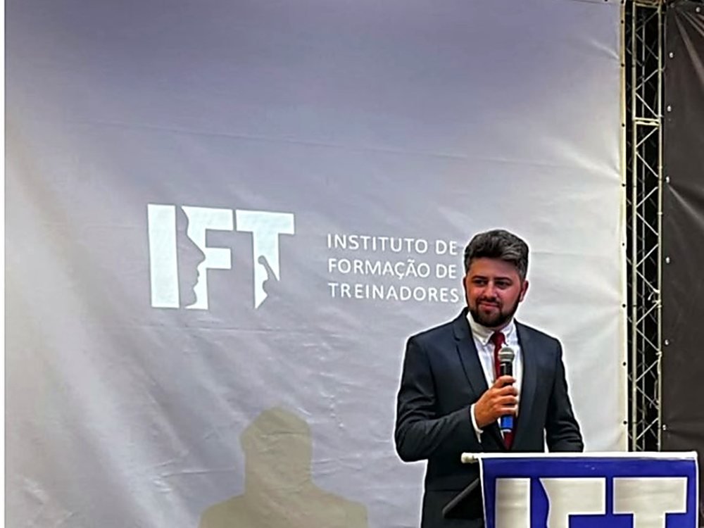 Jean Milano no palco do IFT — Instituto de Formação de Treinadores